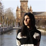 Estudiante de trabajo social imparte clase de apoyo escolar